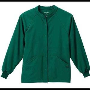🌟 NWT . Unisex . Green butter soft scrub coat with snap closure